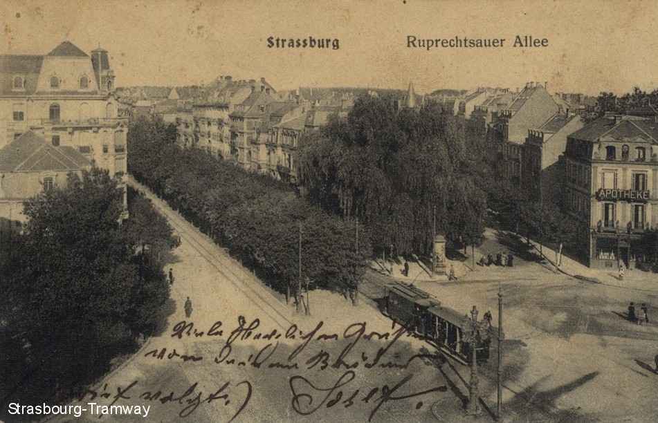 Un tram et sa remorque Place Brant, � l'entr�e de l'All�e de la Robertsau.